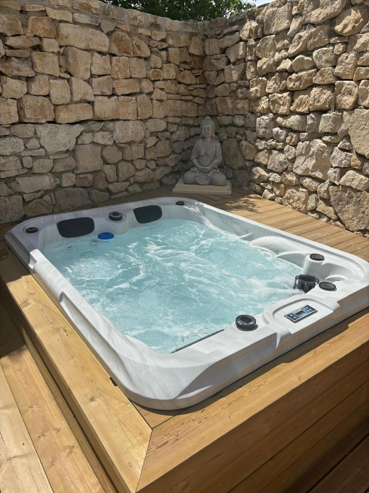 Chez Daniele Chambre Avec Jacuzzi Et Terrasse Privee Murs  Eksteriør bilde