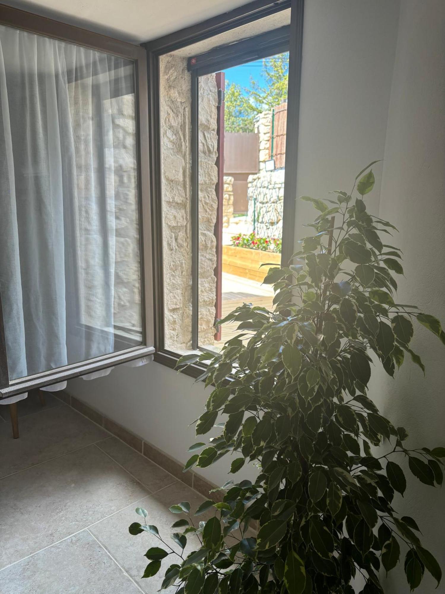Chez Daniele Chambre Avec Jacuzzi Et Terrasse Privee Murs  Eksteriør bilde